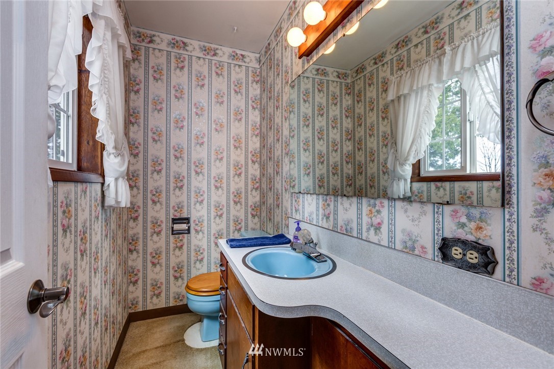 401 West Pole Road Lynden, WA 98264 - Photo 20 of 40 a bathroom with a sink toilet and shower