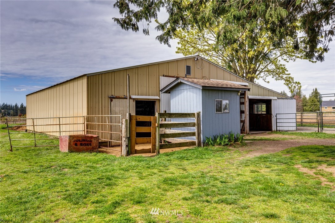 401 West Pole Road Lynden, WA 98264 - Photo 26 of 40 a backyard of a house with table and chairs