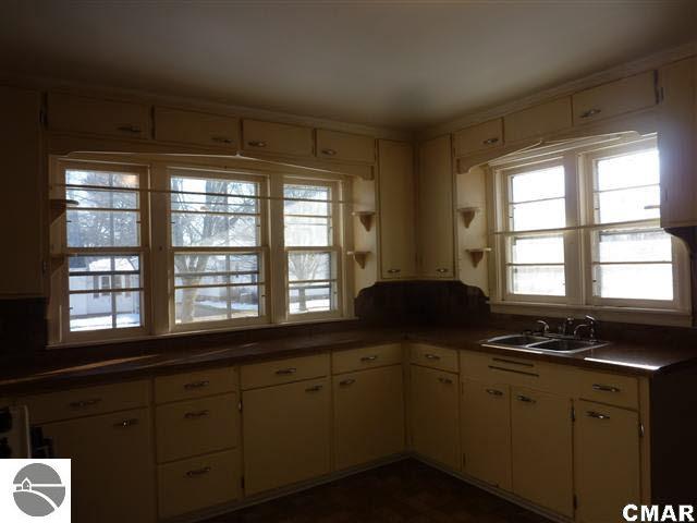 1005 Maple Street Clare, MI 48617 - Photo 4 of 11 1769610-3.JPG