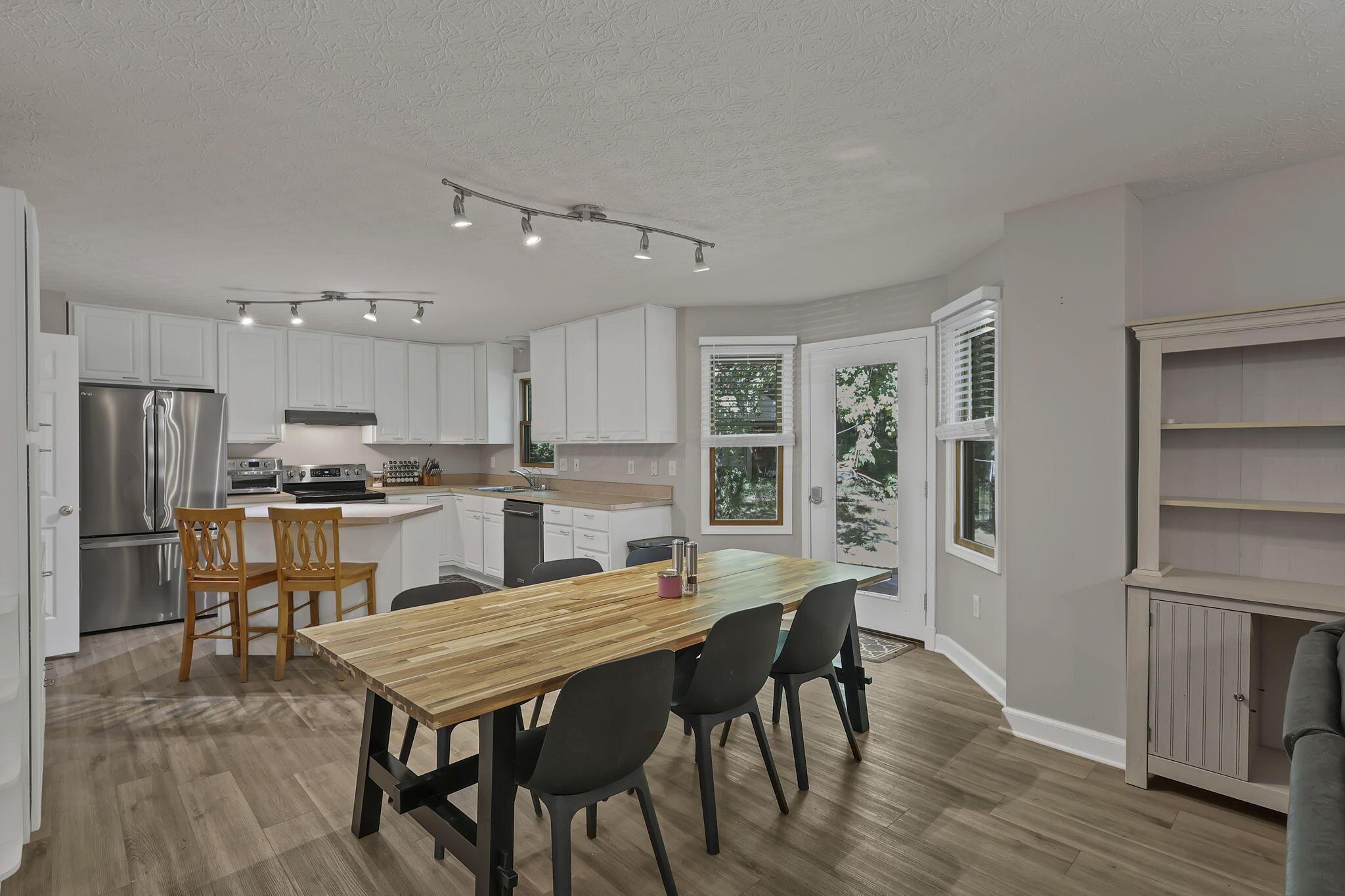 6690 Watkins Road Southwest Pataskala, OH 43062 - Photo 17 of 83 Eating Space