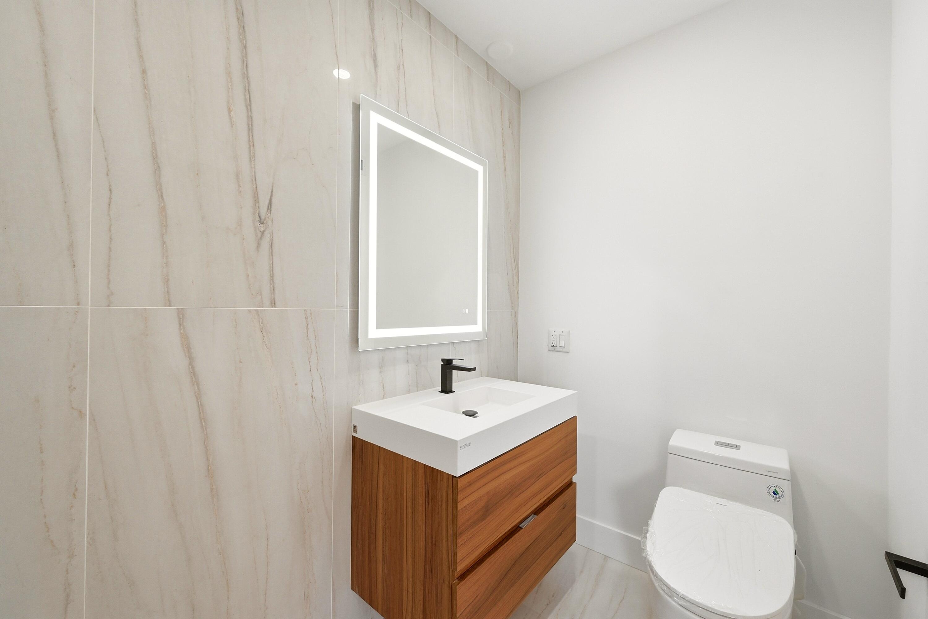 1201 South Riverside Drive, Unit 306 Pompano Beach, FL 33062 - Photo 20 of 53 14_bathroom