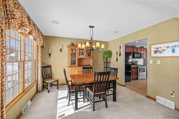 $477,400 | 6521 White Oak Way, Hamburg, NY 14085