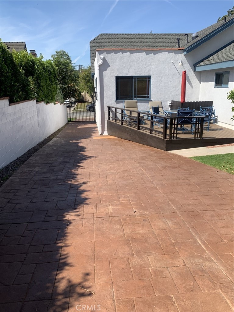 1718 Cleveland Road Glendale, CA 91202 - Photo 4 of 44 a patio with table and chairs