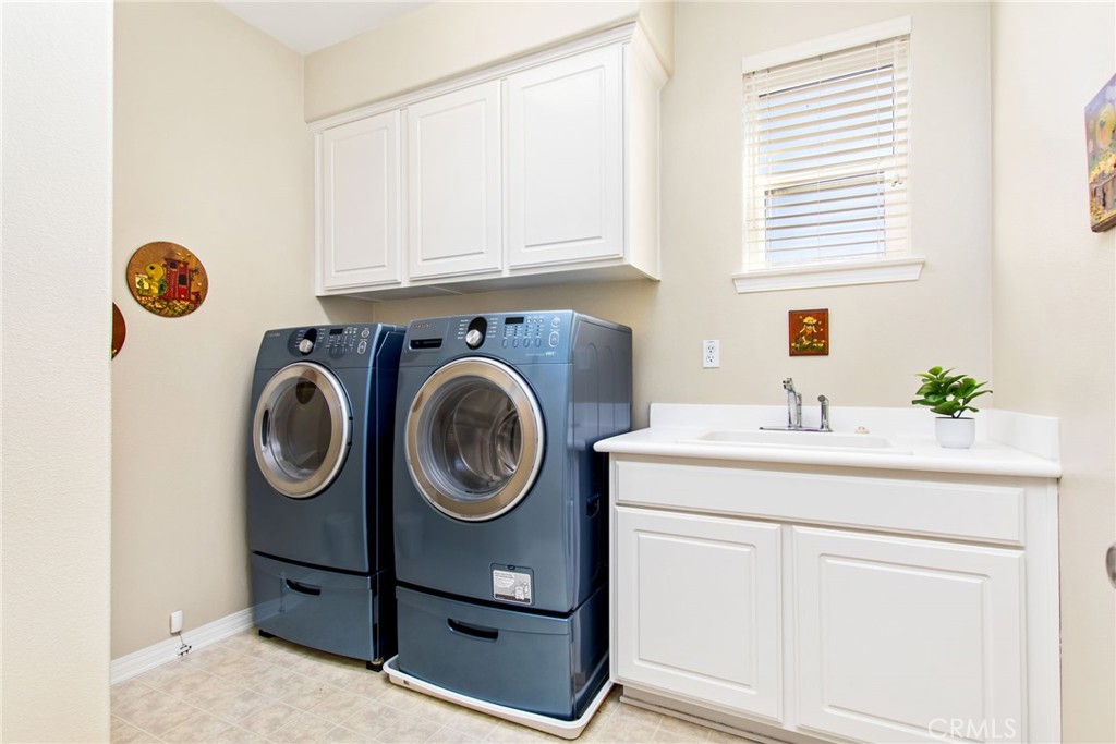 34641 Irwin Street Beaumont, CA 92223 - Photo 26 of 63 a utility room with dryer and washer