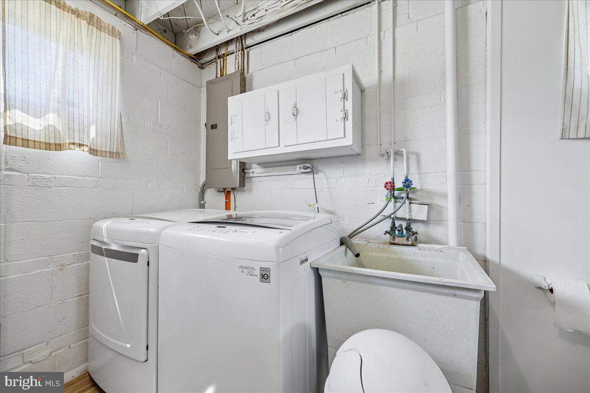 5001 Aspen Hill Road Rockville, MD 20853 - Photo 50 of 68 a utility room with dryer and washer