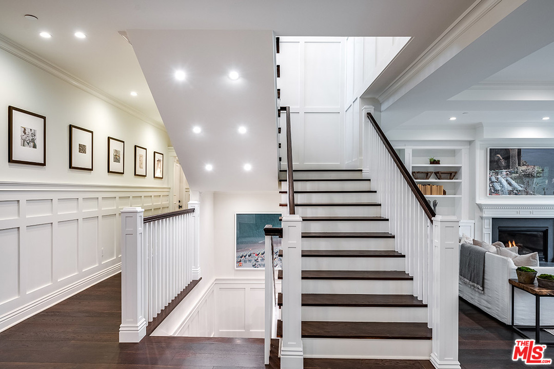 231 South Valley Street Burbank, CA 91505 - Photo 22 of 43 a view of entryway and hall with wooden floor