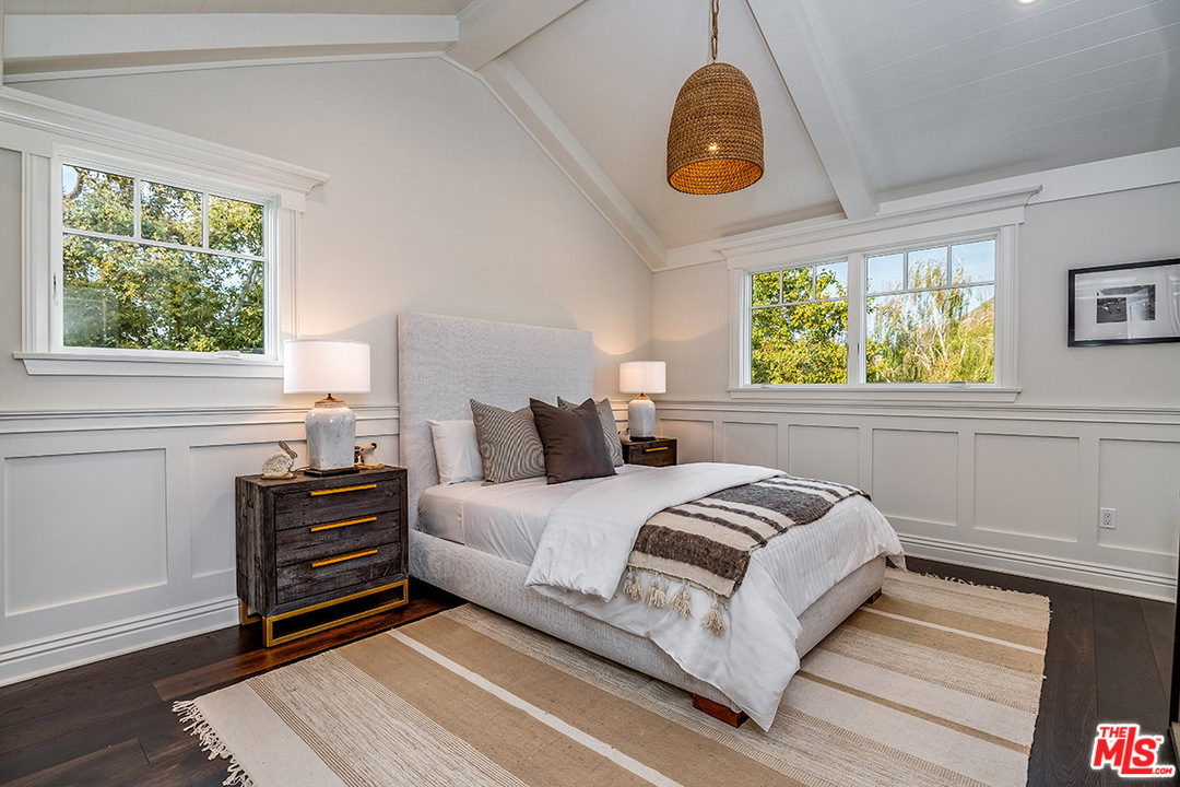 231 South Valley Street Burbank, CA 91505 - Photo 30 of 43 a bedroom with a bed and a window