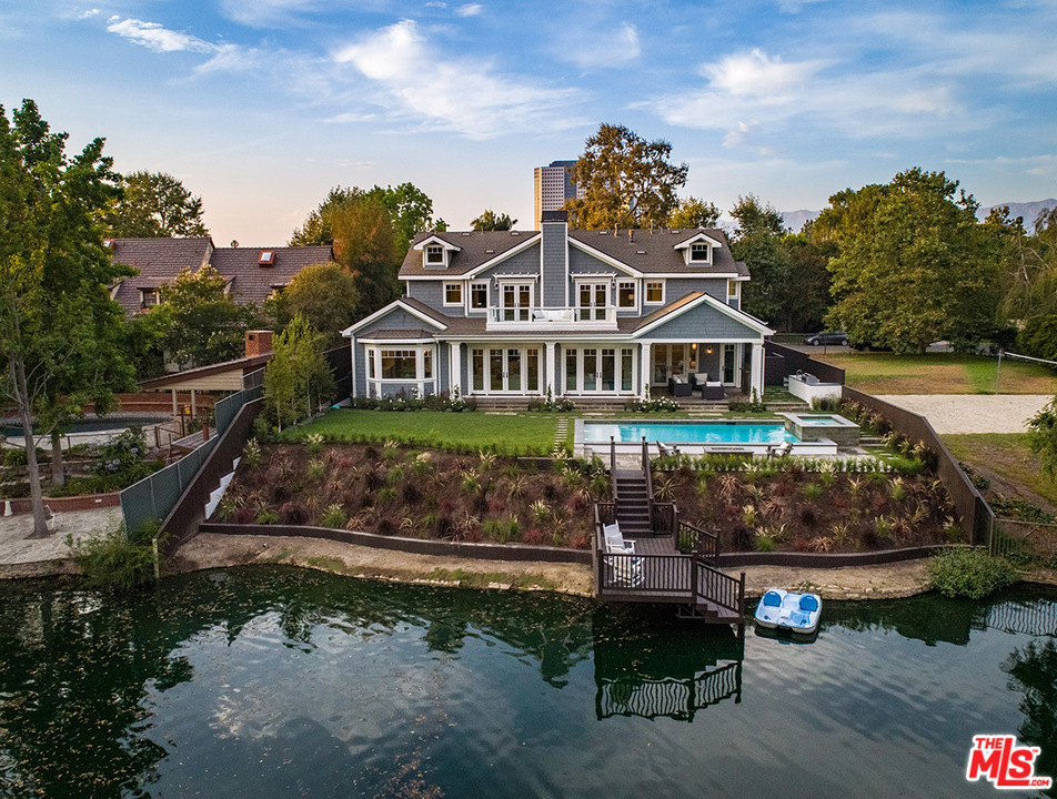 231 South Valley Street Burbank, CA 91505 - Photo 40 of 43 a front view of a house with garden
