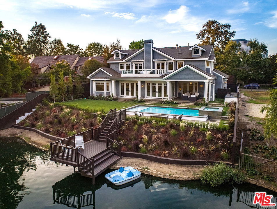 231 South Valley Street Burbank, CA 91505 - Photo 41 of 43 a front view of a house with garden