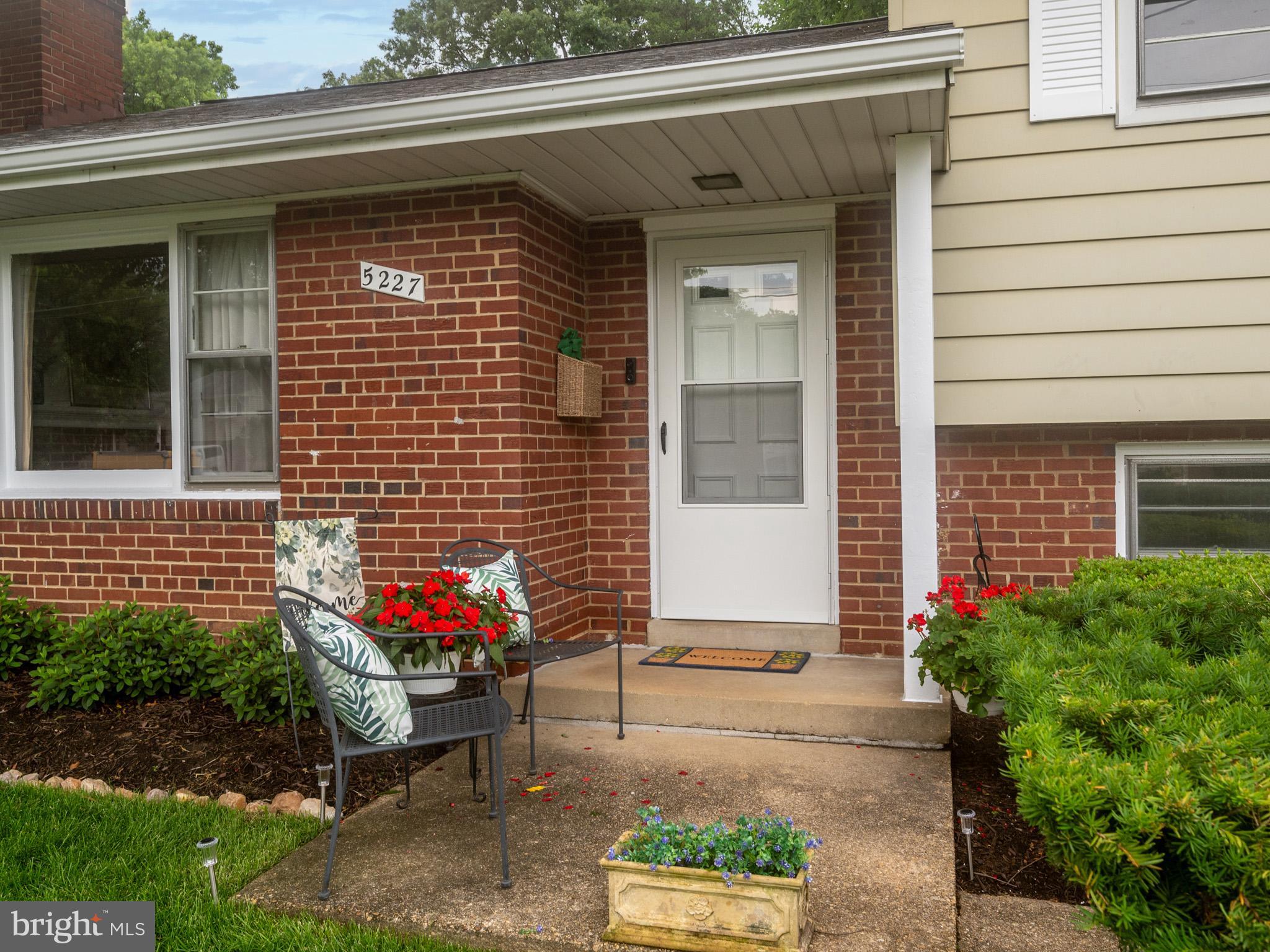 5227 Forman Court Springfield, VA 22151 - Photo 3 of 31 Front Porch