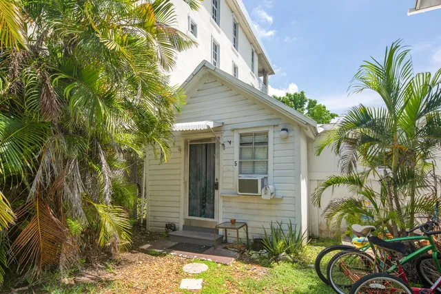 $4,750,000 | 901 Eisenhower Drive, Key West, FL 33040
