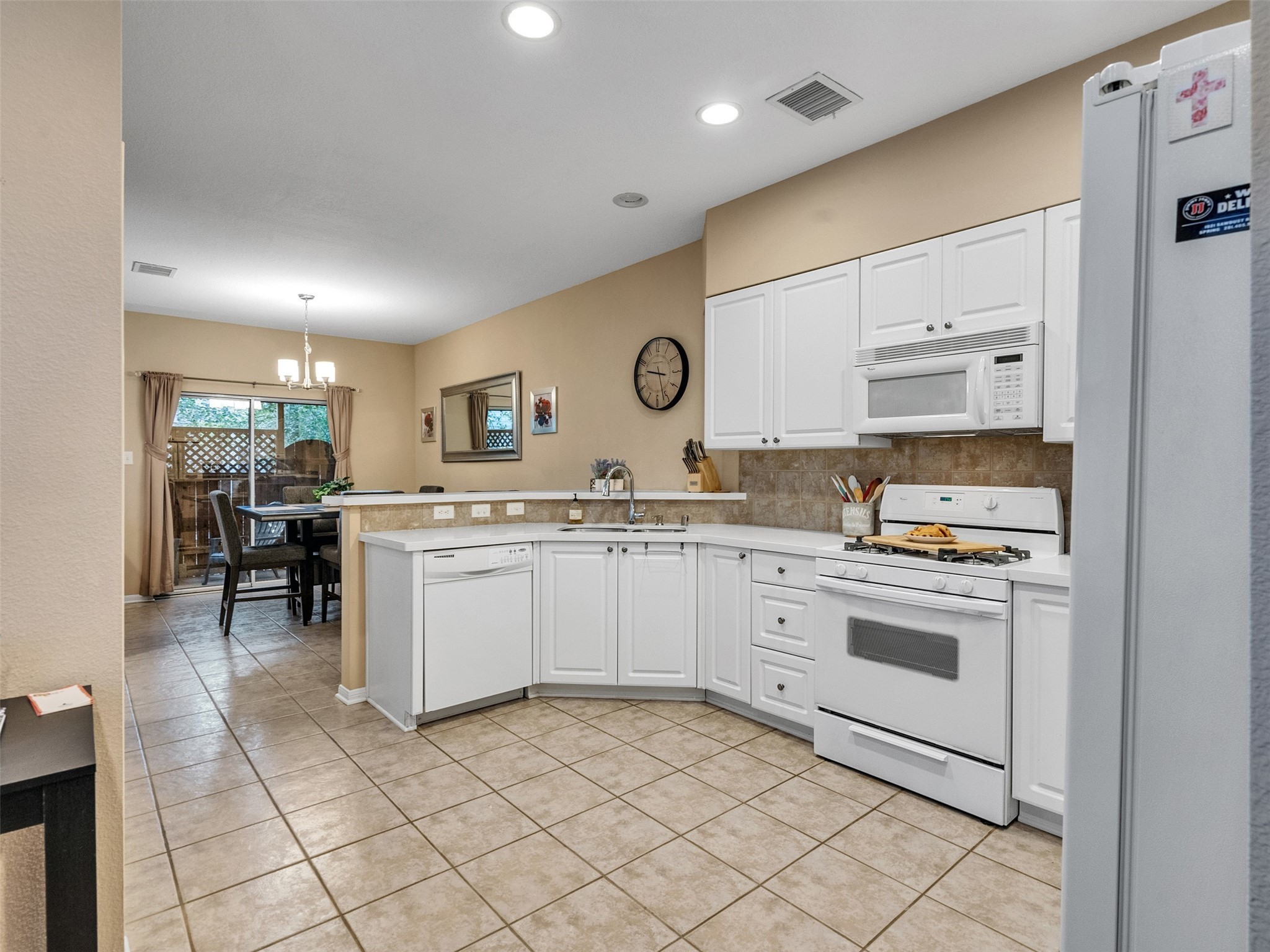 83 Scarlet Woods Court, Unit 83 The Woodlands, TX 77380 - Photo 14 of 34 Crisp and clean colors within this updated kitchen.