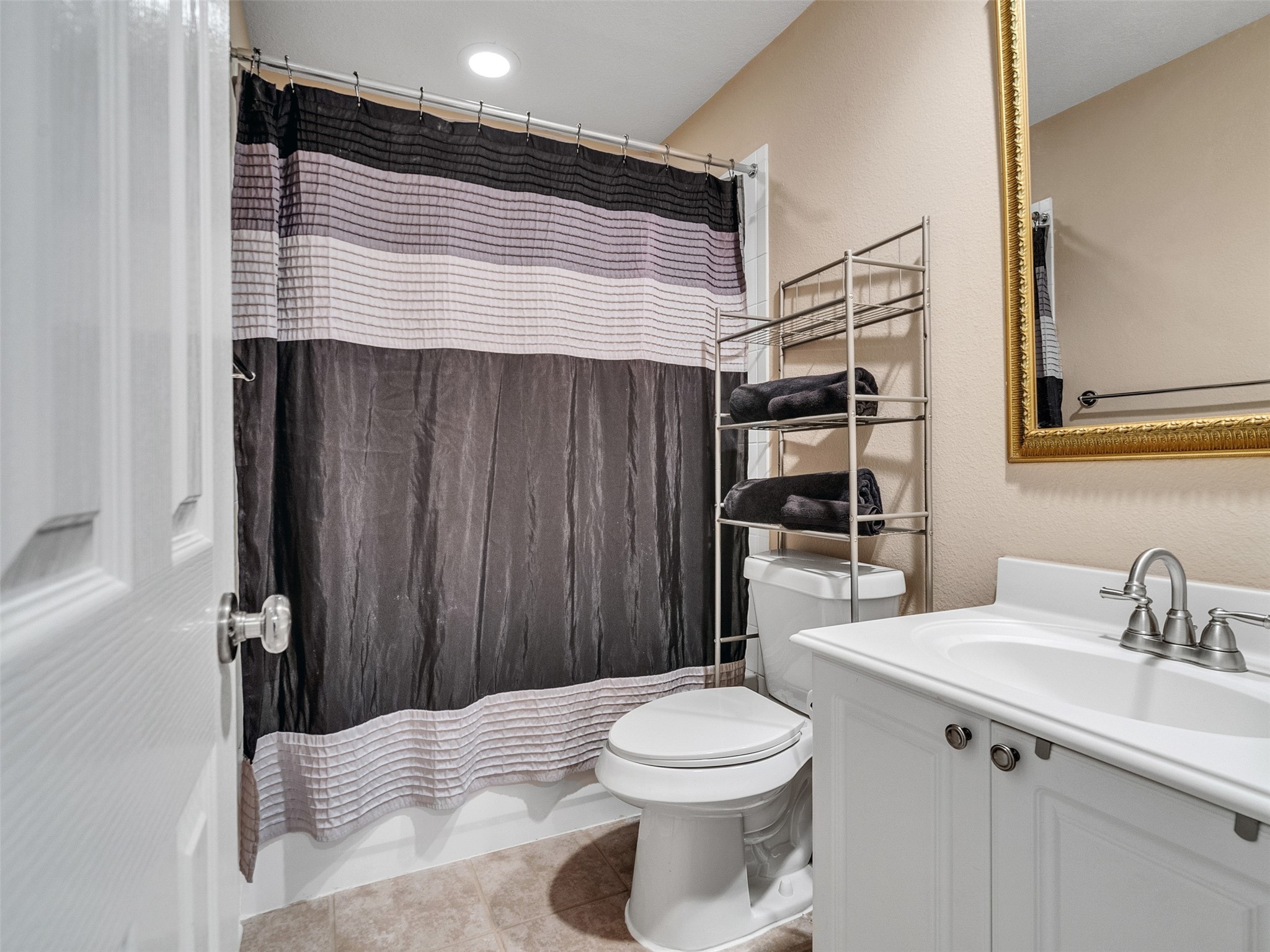 83 Scarlet Woods Court, Unit 83 The Woodlands, TX 77380 - Photo 24 of 34 Secondary bathroom located upstairs between Bedrooms 2 & 3