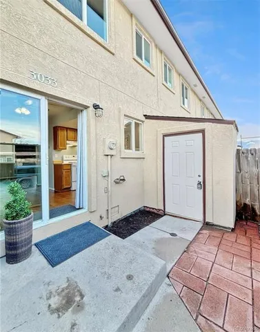 a view of a house with backyard