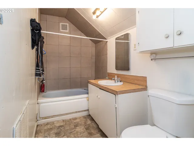 $219,000 | 1224 Northeast Freemont Avenue, Roseburg, OR 97470