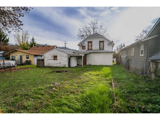 $219,000 | 1224 Northeast Freemont Avenue, Roseburg, OR 97470