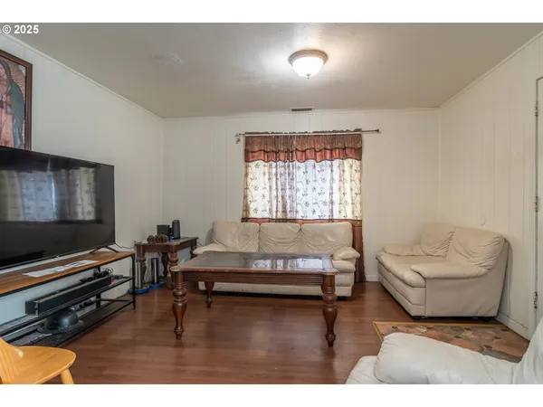 $219,000 | 1224 Northeast Freemont Avenue, Roseburg, OR 97470
