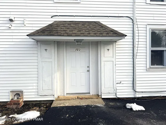 $1,400 | 1825 Highway 209, Unit 103, Brodheadsville, PA 18322