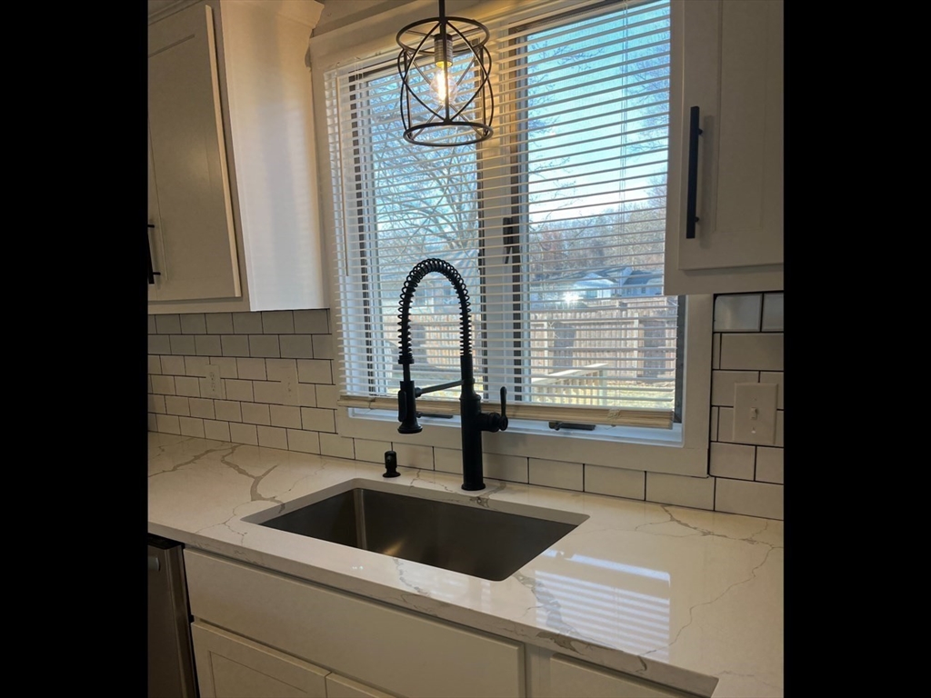 138 Jeffrey Road Springfield, MA 01119 - Photo 10 of 22