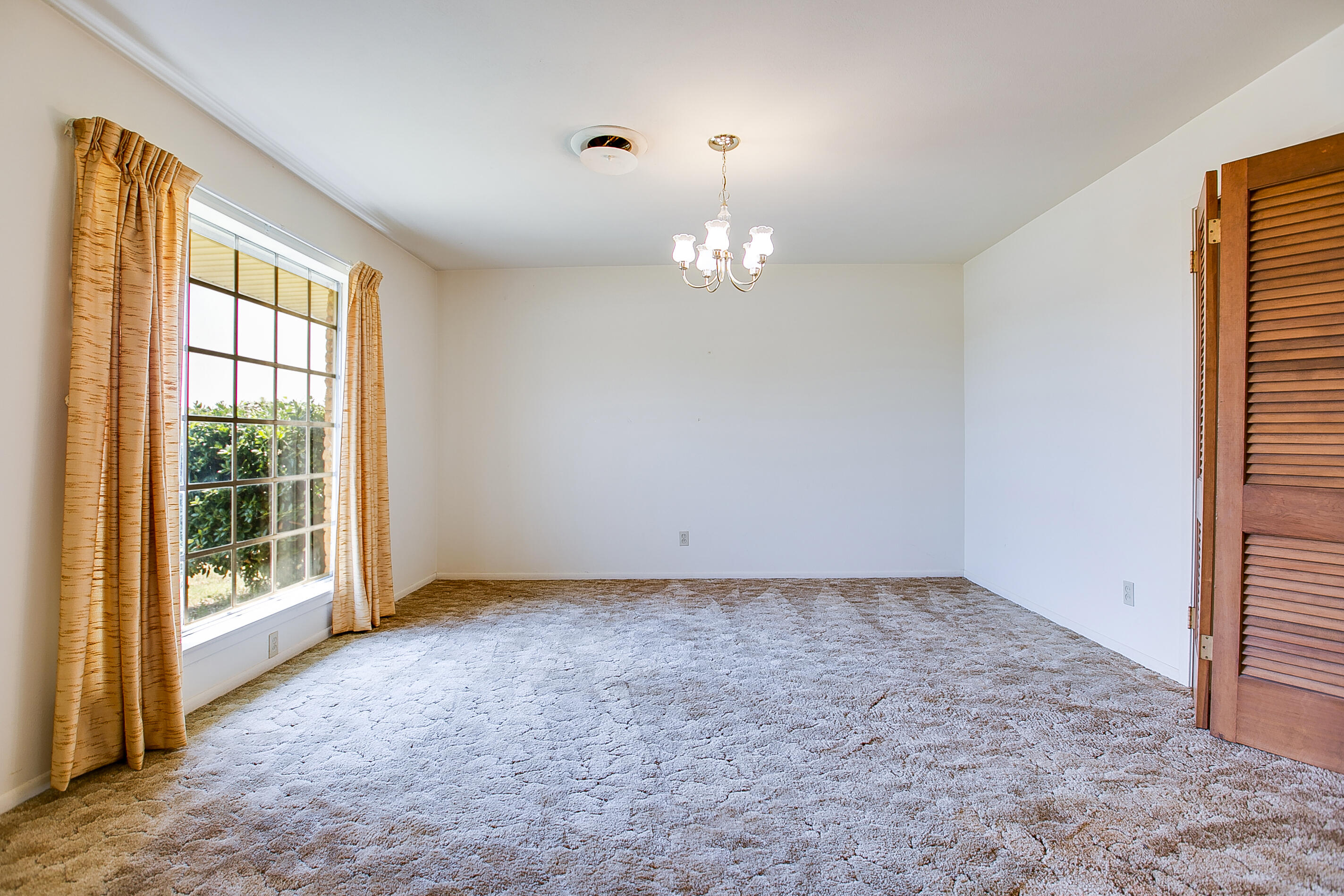 702 South State Street Bronte, TX 76933 - Photo 11 of 41 This flexible space can be used as additional living area or be converted to a third bedroom.