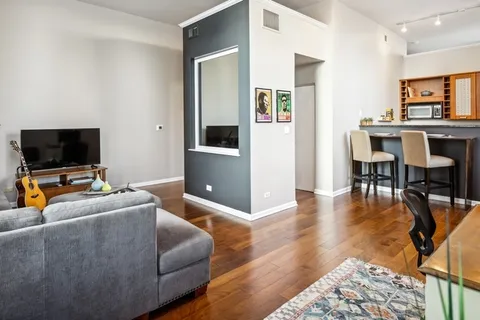 $279,900 | 807 Church Street, Unit 211, Evanston, IL 60201