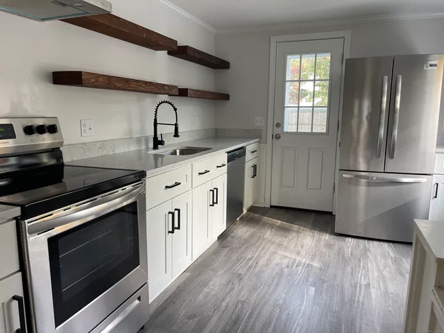 $2,950 | 2 Simscroft Place, Simsbury, CT 06070