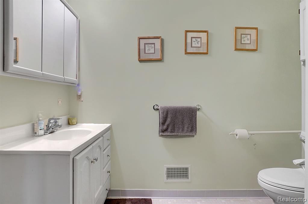 24476 Greenhill Road Warren, MI 48091 - Photo 15 of 23