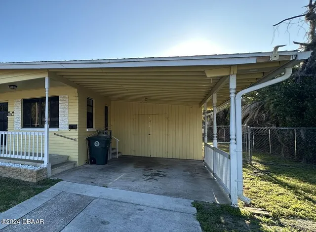 a view of backyard of the house