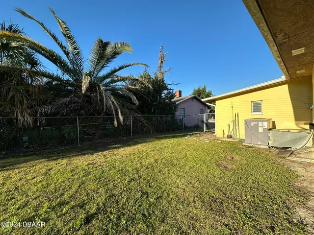 a view of a backyard