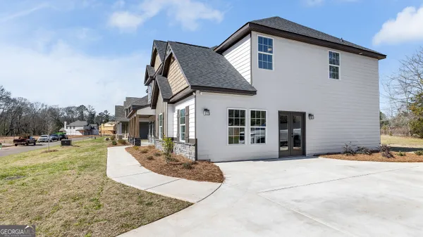 a view of a house with a yard