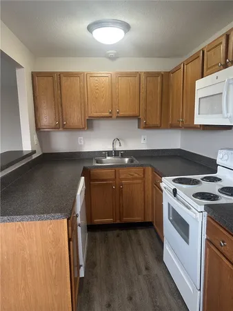 $2,495 | 3 Admiralty Drive, Unit B5, Middletown, RI 02842