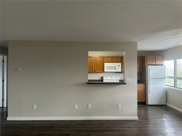 $2,495 | 3 Admiralty Drive, Unit B5, Middletown, RI 02842