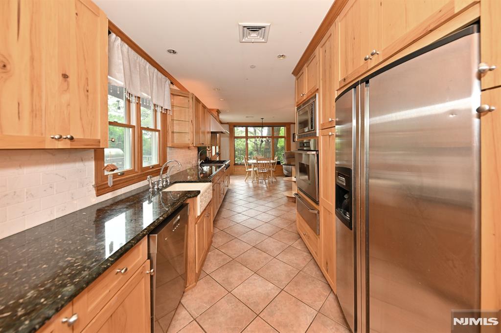 8 Myrtle Street Montvale, NJ 07645 - Photo 13 of 38