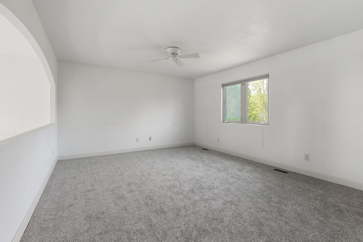 17717 Springbrook Circle Union, IL 60180 - Photo 15 of 33 an empty room with windows and ceiling fan