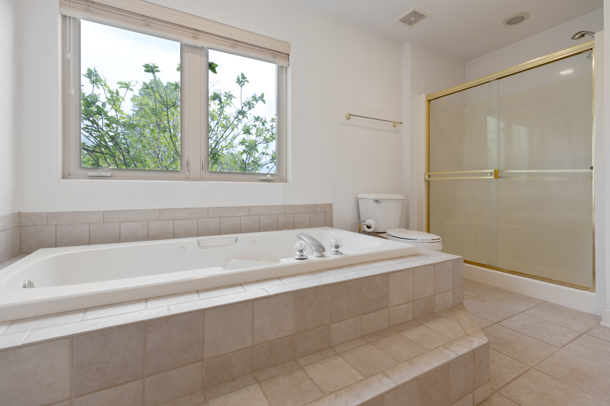 17717 Springbrook Circle Union, IL 60180 - Photo 10 of 33 a spacious bathroom with a bathtub and shower