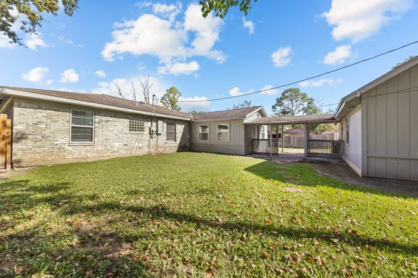 a view of a house with backyard and porch