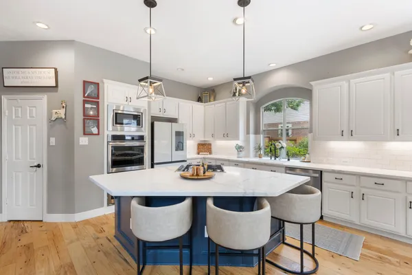$975,000 | 39 South Dulcet Hollow Circle, The Woodlands, TX 77382