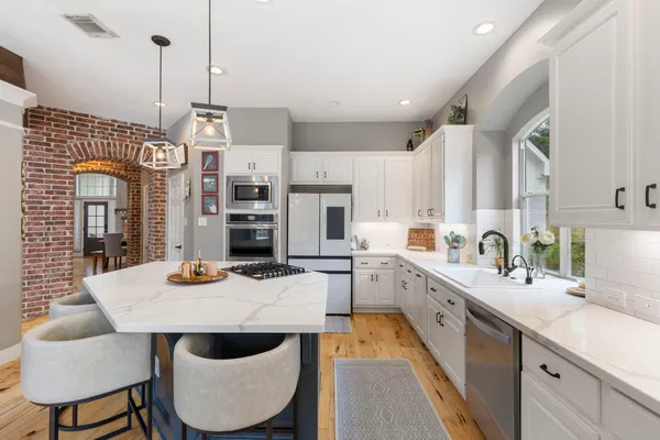 $975,000 | 39 South Dulcet Hollow Circle, The Woodlands, TX 77382