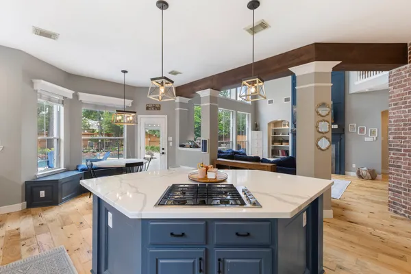 $975,000 | 39 South Dulcet Hollow Circle, The Woodlands, TX 77382