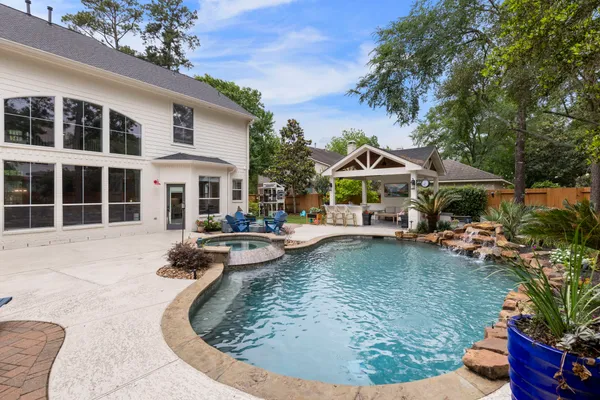 $975,000 | 39 South Dulcet Hollow Circle, The Woodlands, TX 77382