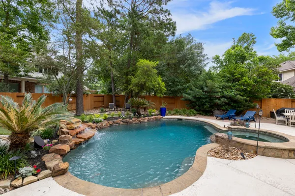 $975,000 | 39 South Dulcet Hollow Circle, The Woodlands, TX 77382