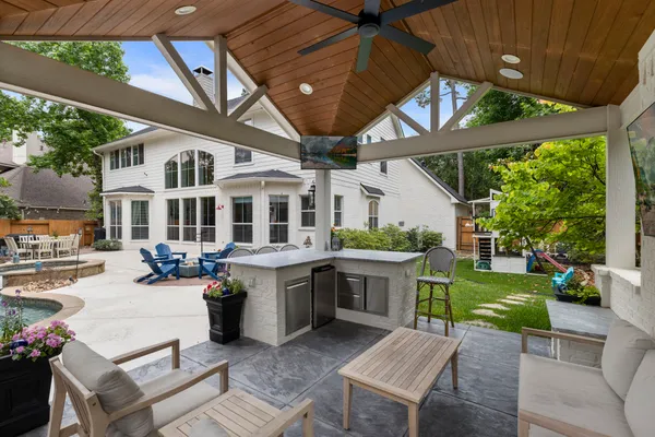 $975,000 | 39 South Dulcet Hollow Circle, The Woodlands, TX 77382
