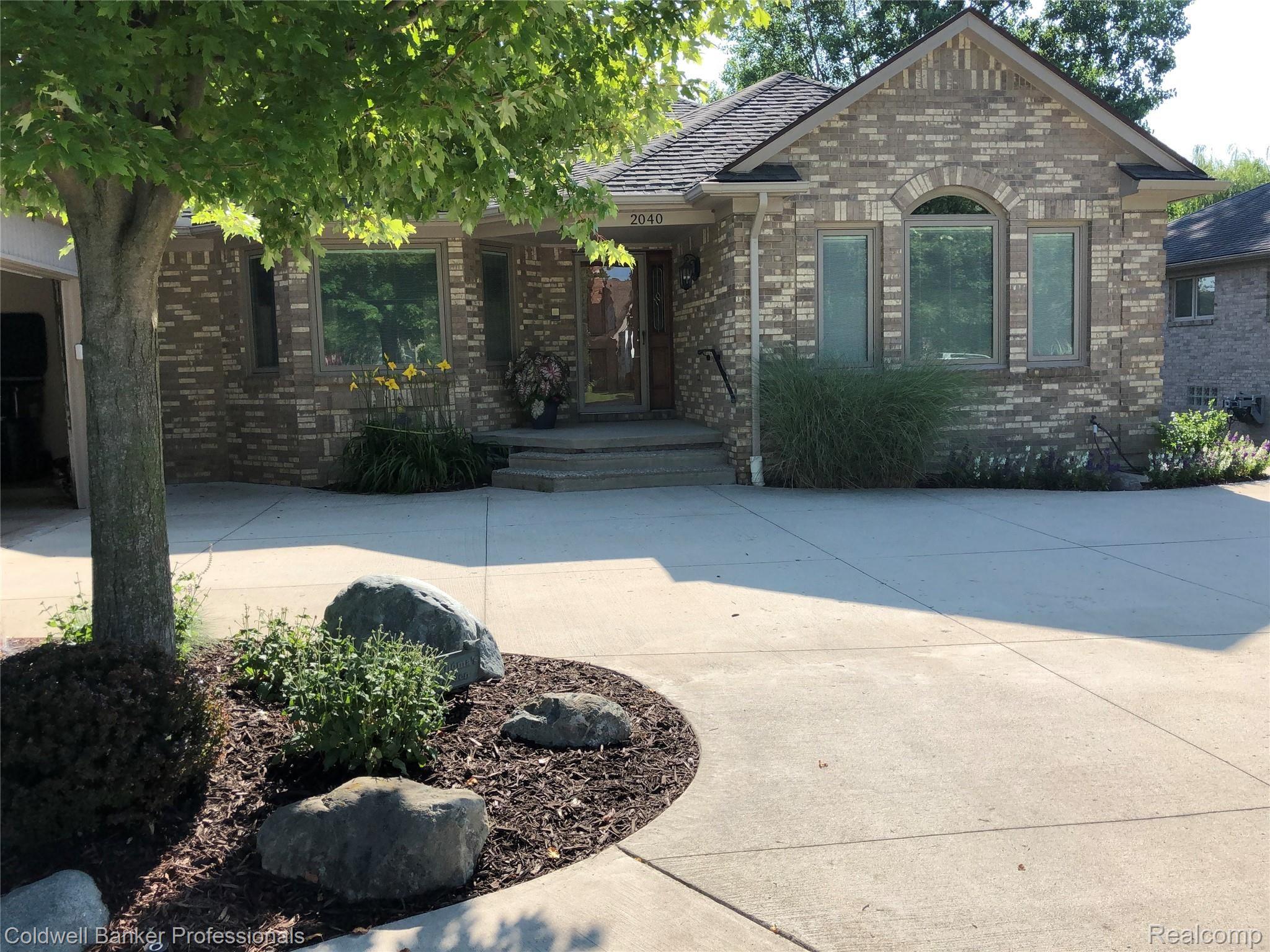2040 Reagan Drive Rochester, MI 48309 - Photo 3 of 42 Summer View of Professional Landscaping