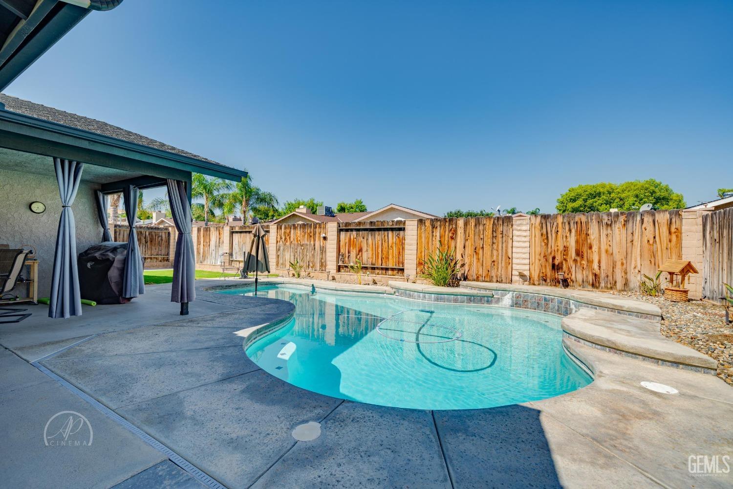 Undisclosed Address Taft, CA 93268 - Photo 20 of 32 a room with lots of windows and flowerpot