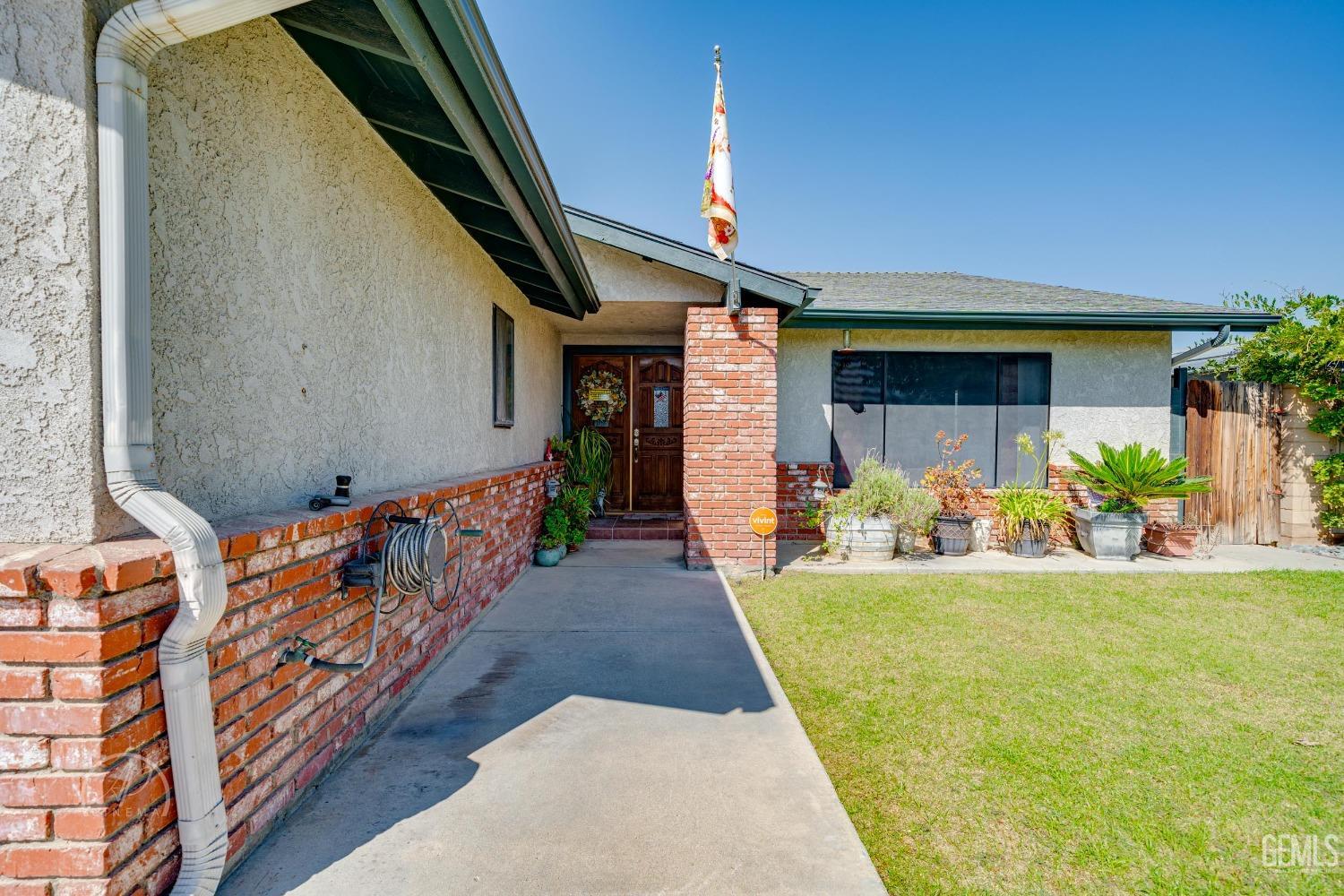 Undisclosed Address Taft, CA 93268 - Photo 3 of 32 a view of a porch with furniture