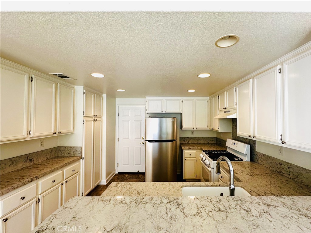 317 Pony Express Road San Dimas, CA 91773 - Photo 9 of 29 Kitchen