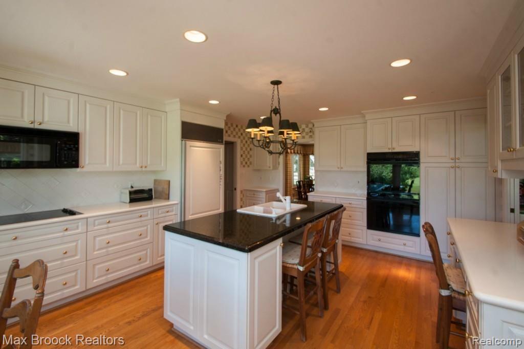 3790 West Maple Road Bloomfield Hills, MI 48301 - Photo 12 of 36 30DSC_7725.jpg