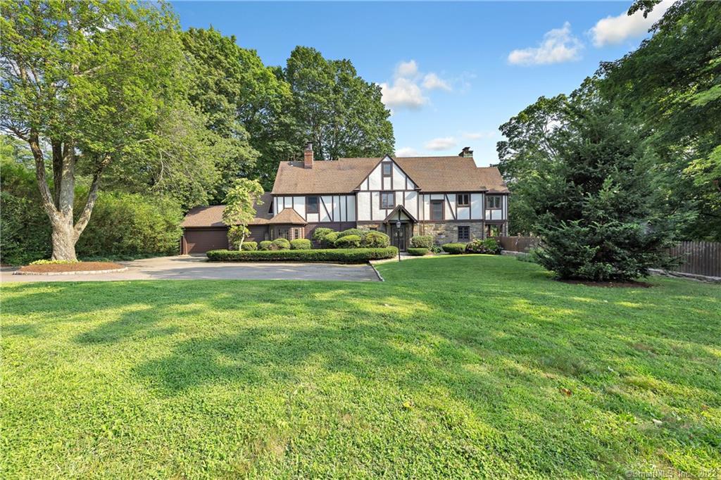 Exquisite Tudor Style 1030's home