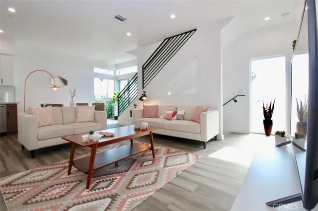 $4,000 | 1416 Cloverdale Avenue, Los Angeles, CA 90019