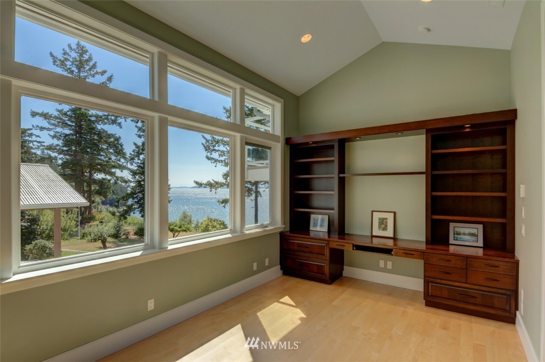530 Bayside Road Bellingham, WA 98225 - Photo 18 of 25 a room with furniture and window